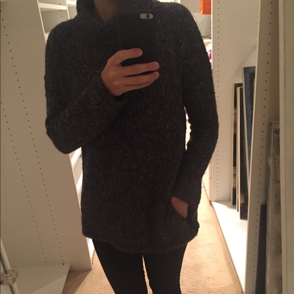 Splendid Sweaters - Splendid turtleneck sweater side seam pockets.